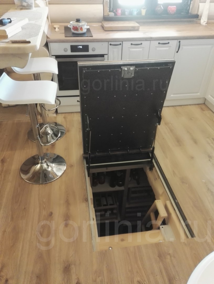 Люк в деревянном полу с ламинатом