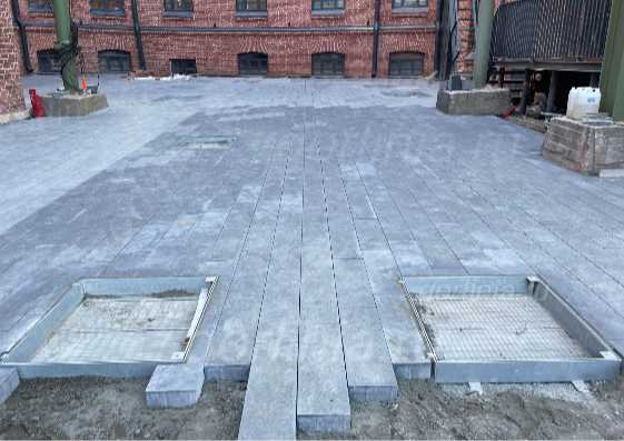 Мощение площадки двора тротуарной плиткой Люки Проспект-Ц Нижполиграф Город Мастеров на колодцах в бетонной плите с мощением тротуарной плиткой